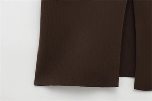 Vue détaillée d'un haut en tricot marron foncé avec une fente latérale soignée