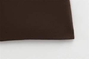 Gros plan sur la texture en maille fine marron foncé et les détails de couture