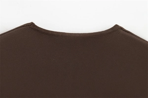 Détail du col rond avec bord-côte sur un pull en maille marron foncé à manches courtes