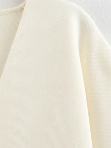 Détail macro de la texture du tricot crème et de la finition de qualité à point plat