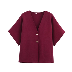 Détail d'un cardigan bordeaux à col en V avec deux boutons et étiquette de taille M
