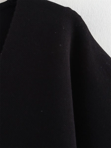Gros plan sur le haut noir à manches courtes en maille fine avec détails de couture
