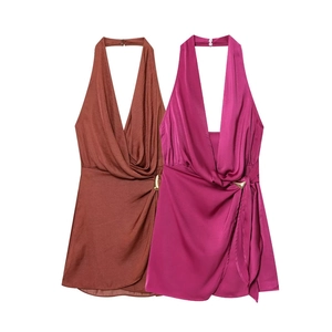 Dames Elegante Halternek Diepe V-hals Mini Jurk Satin Finish Wikkel Geplooide Korte Jurk Met Gouden Gesp Detail Feest Jurken