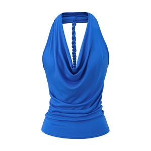 Detail von blauem Top mit Wasserfall-Ausschnitt, gedrehter Kordel und weichem Stoff