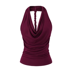Detail eines burgunderroten Neckholder-Tops mit Wasserfallausschnitt und geflochtenem Seil