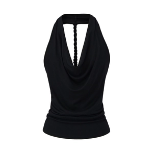 Detail eines schwarzen Neckholder-Tops mit tiefem V-Ausschnitt und verdrehtem Träger