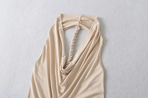 Detail eines beigen Neckholder-Tops mit drapiertem Ausschnitt und gedrehter Kordel