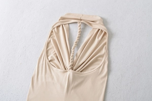 Detail eines aprikosenfarbenen Neckholder-Tops mit V-Ausschnitt und geflochtenem Seil