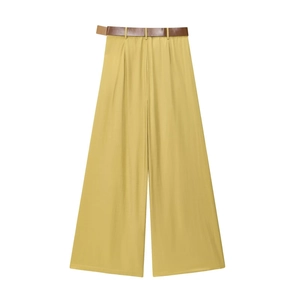 Dettaglio dei pantaloni a vita alta a gamba larga giallo zenzero con cintura marrone