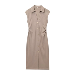 Elegantes ärmelloses taupefarbenes Polo-Kleid mit V-Ausschnitt und Goldknöpfen