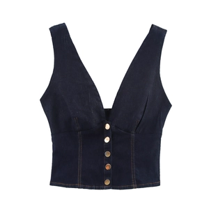 Haut court en denim bleu foncé pour femme avec col en V et boutons dorés sur fond blanc