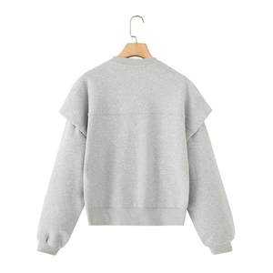 Hellgraues Sweatshirt mit Rundhalsausschnitt, doppellagiger Schulter und Rippbündchen