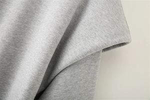 Makro-Detail der hochwertigen grauen Plissee-Strickstoffstruktur für Langarm-Sweatshirts
