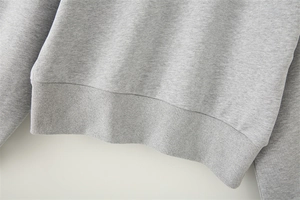 Detailaufnahme des grauen Sweatshirt-Rippsaums und der hochwertigen Strickgewebetextur