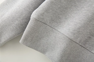 Nahaufnahme des grauen Sweatshirts mit Baumwollmischgewebe und Rippbündchen-Details