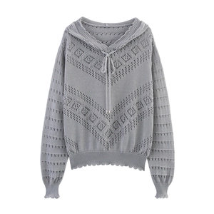 Pull à capuche gris en tricot ajouré avec ourlet ondulé pour un style décontracté