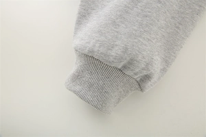 Detailansicht der Rippbündchen am grauen Langarm-Sweatshirt aus hochwertigem Strick