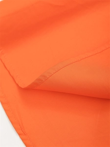 Primer plano de las costuras limpias y la textura fina en el dobladillo del vestido