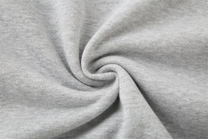 Detailaufnahme von hellgrauem Faltenstrickstoff mit weicher Textur und Materialstärke