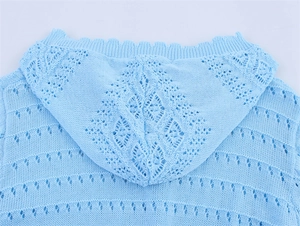 Détail du sweat à capuche en maille ajourée bleu clair avec bords festonnés