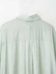 Detail of the back yoke with horizontal stripes on a light green striped shirt