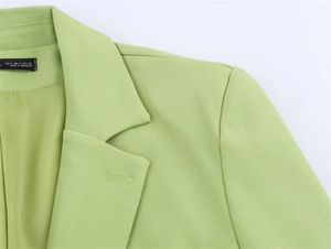 Detailansicht von Revers und Schulternähten an einem hellgrünen strukturierten Blazer