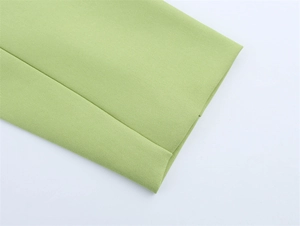 Detailaufnahme des hellgrünen Twill-Saums mit präziser einfacher Steppnaht-Verarbeitung