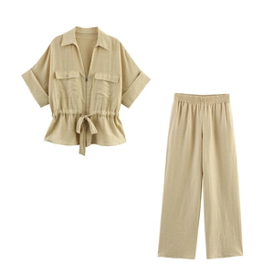 Detailansicht von Safari-Hemd mit Reißverschluss und passender weiter Hose in Khaki
