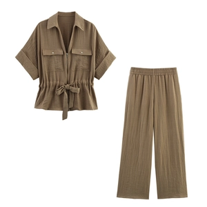 Detail von Safari-Kurzarmhemd und weitem Hosen-Set aus khakifarbenem Leinenstoff