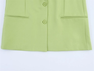 Detailaufnahme des hellgrünen Blazers mit Doppelknöpfen und flachen Seitentaschen