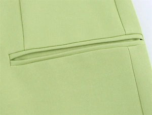 Makroaufnahme einer Paspeltasche auf hellgrünem Twill-Stoff für Blazeranzüge