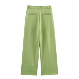 Detailansicht der grasgrünen High-Waist-Hose mit weitem Bein und eleganten Gesäßtaschen
