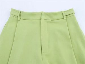 Detailansicht der hellgrünen High-Waist-Hose mit Gürtelschlaufen und Webstruktur