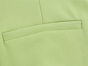 Detail der Leistentasche an einem hellgrünen Blazer mit hochwertiger Twill-Stoffstruktur