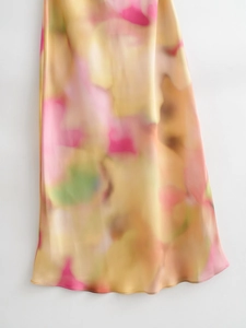 Gedetailleerde weergave van gladde zijden satijn met abstracte waterverf tie-dye patroonprint