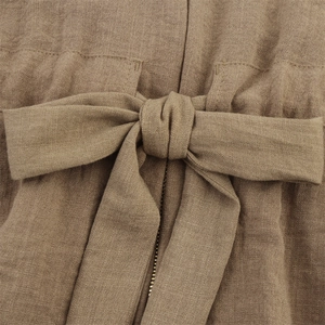 Detailaufnahme aus khakifarbenem Baumwoll-Leinen-Stoff mit Schleife und Reißverschluss