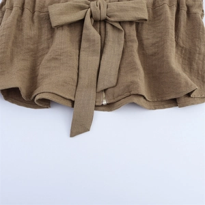 Detail von Safari-Baumwoll-Leinen-Shorts mit Taillenschleife und Metallreißverschluss