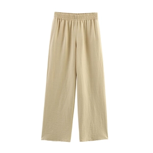 Detail der beigen weit geschnittenen Hose mit elastischem hohem Bund und atmungsaktivem Stoff
