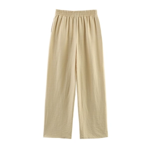 Detail der hohen elastischen Taille an der beigen Baumwoll-Leinen-Hose mit weitem Bein