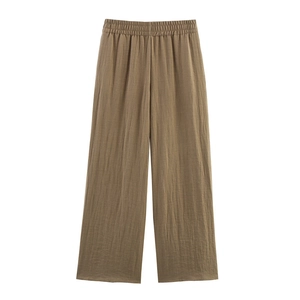 Detail der braunen Hose mit weitem Bein, elastischem Bund und strukturierter Baumwoll-Leinen-Optik