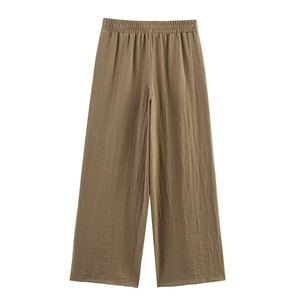 Detail des elastischen Bunds und der Textur der braunen Weitbeinhose im Resort-Stil