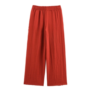 Detail der dunkelroten Hose mit weitem Bein, strukturiertem Stoff und Gummizug