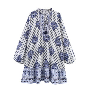 Blouse bohème fleurie pour femme à manches longues, col en V à glands et ourlet à volants