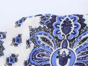 Vue macro du motif floral bohème sur le tissu en lin respirant d'une robe d'été