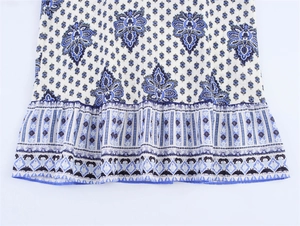 Détail de l'ourlet à volants d'une mini-robe bleue à imprimé paisley et motifs bohèmes