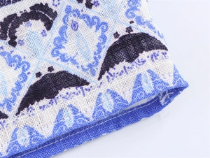 Gros plan sur le tissu en lin avec imprimé floral bleu et noir sur une mini robe d'été