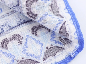 Détail du tissu en coton et lin tissé avec imprimé géométrique bleu et liseré soigné