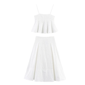 Witte tweedelige zomerset met geborduurde crop top en A-lijn halflange rok