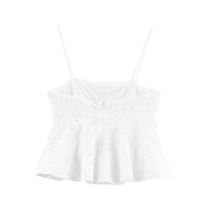 Detail van witte broderie anglaise crop top met bloemenborduurwerk en ruches zoom
