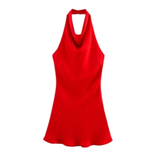 Vista detallada del vestido halter de satén rojo con un elegante cuello tipo capucha